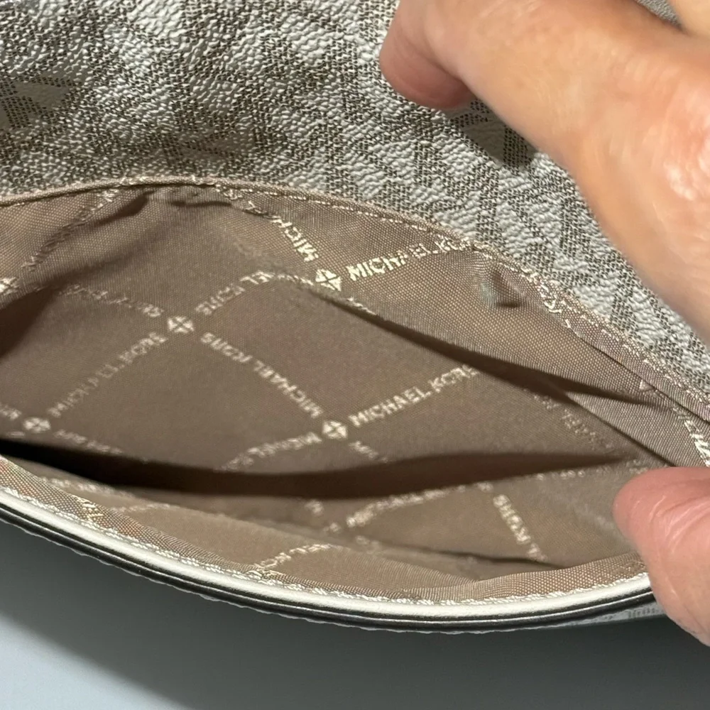 Michael Kors Jet Set Travel Small Messenger Crossbody Bag in Vanilla Signature. - Picture 5 of 11